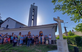 Megáldották a donneri Szent Kereszt-templom előtti kőkeresztet