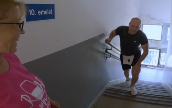 Mintegy hatvanan futottak fel a Sávház 10. emeletére - videó
