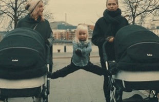 Van Damme spárga babakocsik között