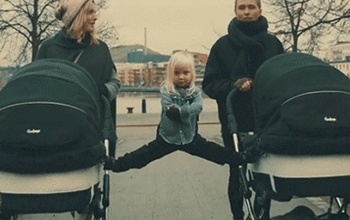 Van Damme spárga babakocsik között