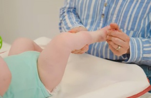 Ezzel a naponta kétszer végzett gyakorlatsorral jól fejleszthető a csecsemők csípőízülete