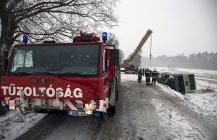Felborult egy busz Barcs és Drávaszentes között