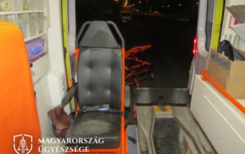 Dühbe gurult a beteg, csaknem egymilliós kárt okozott a mentőautóban