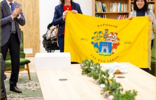 Szita Károly emlékzászlót ajándékozott a Somogy Vármegyei Pedagógiai Szakszolgálatnak