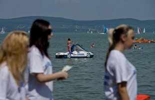 Diákok segítettek a rendőröknek a Balatonnál