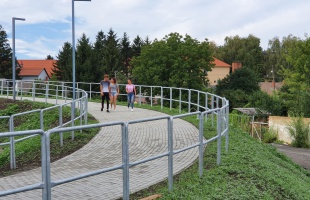 Újabb szakaszon használhatják a gyalogosok az Esterházy hidat