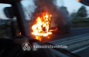 Tűzoltó hívott segítséget a kigyulladt járműhöz