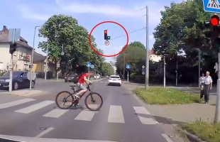 Veszélyes manőver: piroson tekert át a zebrán biciklijével egy fiatal fiú a négysávoson, majdnem elütötték