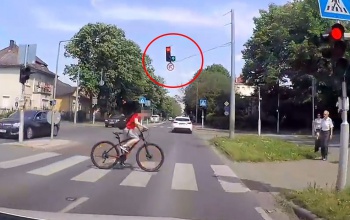 Veszélyes manőver: piroson tekert át a zebrán biciklijével egy fiatal fiú a négysávoson, majdnem elütötték