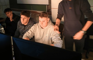 Rendhagyó informatika nyílt nap volt az Eötvösben