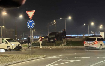Akkorát csattant két autó, hogy az egyik becsücsült a szökőkútba