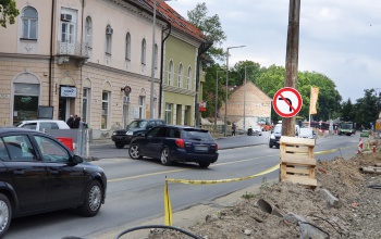 Figyeljen, mert tábla tiltja a balra kanyarodást a Petőfi térnél!