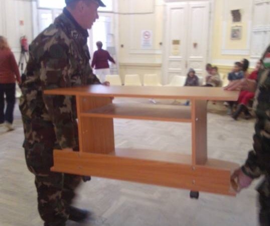 Katonák gyűjtöttek beteg gyermekeknek
