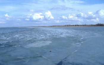 Beszakadt és megfulladt a jégszörfös a Balatonon