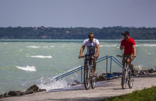 Felpörgött a bringás élet a Balatonnál: júniusban rekordszámú kerékpáros választotta a régiót