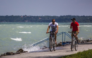 Felpörgött a bringás élet a Balatonnál: júniusban rekordszámú kerékpáros választotta a régiót