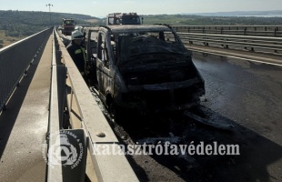 Kisteherautó égett a kőröshegyi völgyhídon - Fotók az esetről