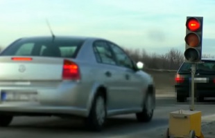 Egymással szemben haladnak egy sávon az autók a 67-esen