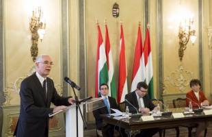 550 ezer forintot kereshetnek majd az egyetemi tanárok