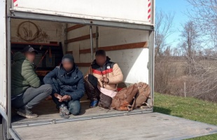 Embercsempészt fogtak Somogy vármegyeében: 11 migránst szállított