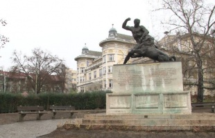 Megújult a rosseb bakák emlékműve a színház előtt