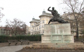 Megújult a rosseb bakák emlékműve a színház előtt