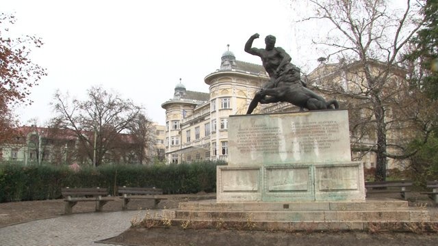 Megújult a rosseb bakák emlékműve a színház előtt