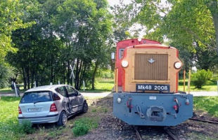 Autóval ütközött a balatonfenyvesi kisvonat