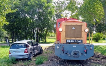 Autóval ütközött a balatonfenyvesi kisvonat