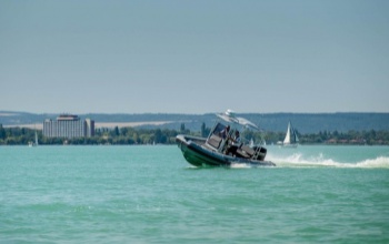 Se motor, se evező, egyedül nem ment a partrajutás