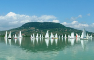 Milyen színű a Balaton?