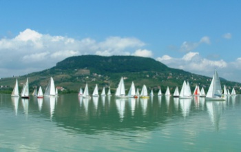 Milyen színű a Balaton?