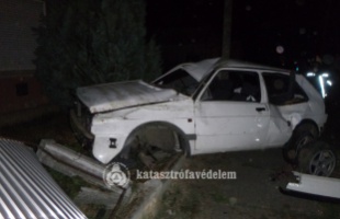 Kerítést döntött ki egy autó Bolhón