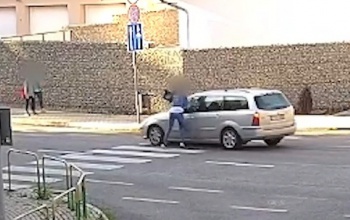 Elvakította a nap, ezért elsodorta a gyalogost a Hegyi utcai zebrán - videó