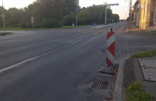 Lassan fél éve kell kerülgetnünk egy terelőtáblát a Füredi úton