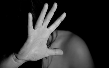 Letartóztattak egy férfit, aki gyermekekről osztott meg pornográf képeket