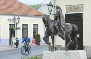 Kedden még tovább szűkíthetik a vasárnapi nyitva tartást