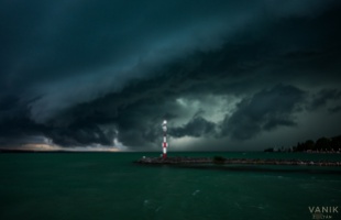 Új életmentő állomásokat építenek a Balatonnál, a víz közepére is jut belőlük