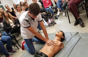 Megtanítják a mentőállomáson, hogyan kell újraéleszteni