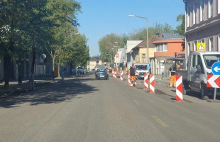 Újabb félpályás útlezárás lesz a Baross Gábor utcában