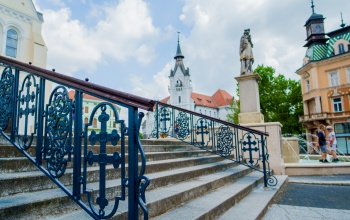 Új színt kaptak a székesegyház korlátai