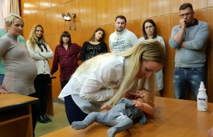 Ezt tedd, ha baj van: a csecsemők újraélesztését tanulták a kaposvári szülők