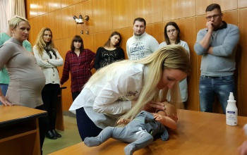 Ezt tedd, ha baj van: a csecsemők újraélesztését tanulták a kaposvári szülők