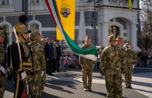 Felvonták a nemzeti lobogót a Kossuth téren