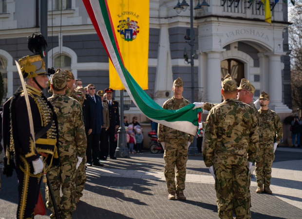 Felvonták a nemzeti lobogót a Kossuth téren