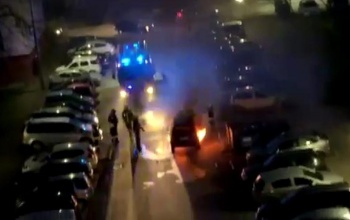 Kigyulladt egy autó a Béke utcában - videó