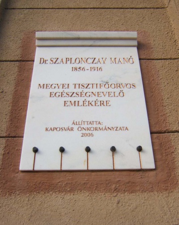 Szaplonczay Manó emléktáblája húszéves