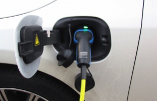 Még több mint 32 ezer plug-in hibrid jármű zöld rendszámát kell lecserélni
