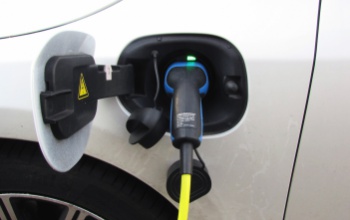 Még több mint 32 ezer plug-in hibrid jármű zöld rendszámát kell lecserélni