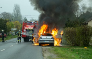 Hatalmas lángokkal égett egy autó kedden délelőtt Barcson
